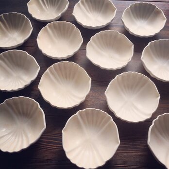 白釉 貝のかたちの小鉢の画像