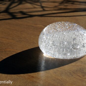 無色透明ガラスのインテリアオブジェ - 「 いる・ある・きえる」 ● 直径約9cmの画像