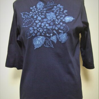 藍ろうけつ染め・超長綿Ｔシャツオフネック七分袖「紫陽花・アジサイ」の画像