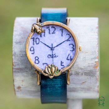 蓮を見つめる蛙腕時計Mラベンダーの画像