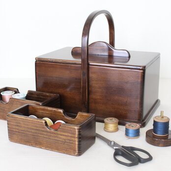 趣味の道具箱がインテリアに‼収納を綺麗に見せるアンティーク仕上げの 『ふた付きソーイングボックス』No.1952の画像
