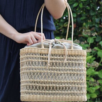 透かし編みのかごバッグ（生成り/薄茶内袋）