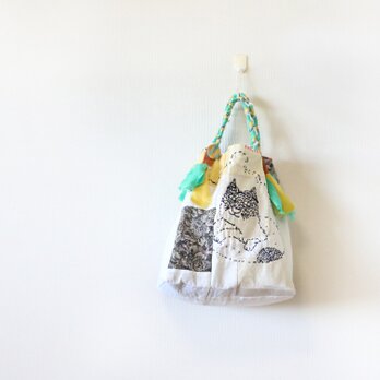 刺繍バッグ「浮き輪ネコ」の画像