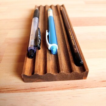 モダンなペン置き、木製の画像