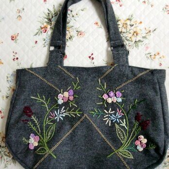 花で飾ったフランス刺繍のウールのバッグの画像