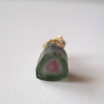 ウォーターメロントルマリンの結晶原石ピアス スライス ／afghanistan 片耳 14kgfの画像