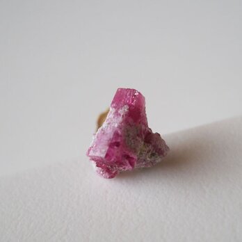 レッドベリルの結晶原石ピアス/ Utah, USA　片耳  14KGFの画像