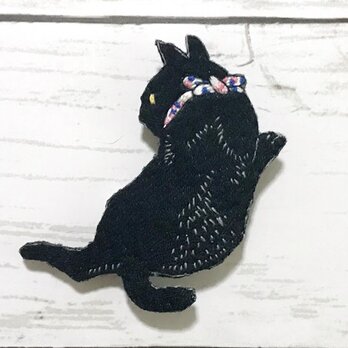 手刺繍浮世絵ブローチ＊高橋弘明（松亭）「毬と遊ぶ白猫、黒猫」の黒猫の画像