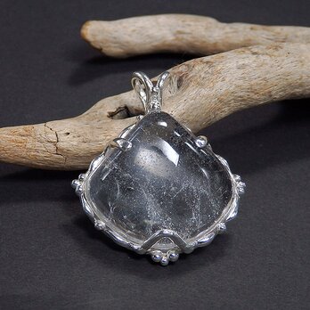 ～神々しい輝き～　マニカラン産　ヒマラヤ水晶の粒飾りペンダント