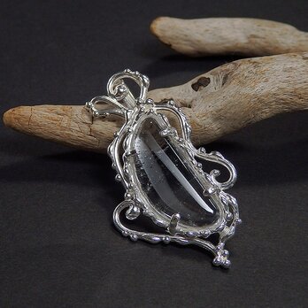 ～神々しい輝き～　マニカラン産　ヒマラヤ水晶の唐草ペンダント