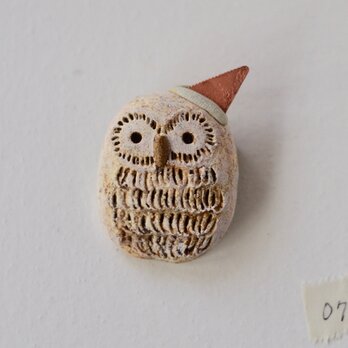 パーティーに行くふくろうのブローチ0７