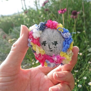 花畑の妖精*顔ブローチ*刺繍の画像