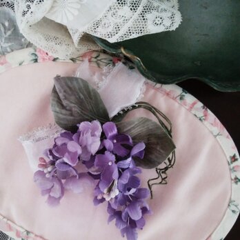 染め花　ライラックのコサージュ　花房のコサージュ　布花の画像