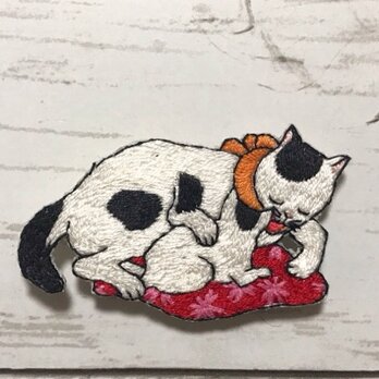 手刺繍浮世絵ブローチ＊歌川国利「ねこ尽」の親子猫の画像
