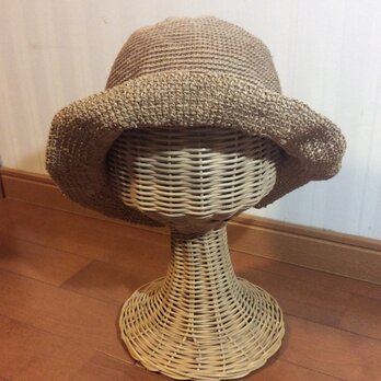 リネンの糸で編んだつば広帽子の画像