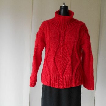 レッドモヘアの模様編みセーターの画像