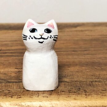 木彫り猫　小さな白猫の画像