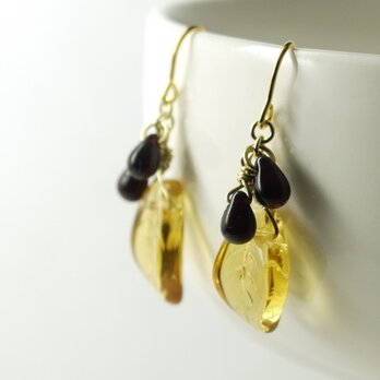 チェコガラスのはっぱとしずくのピアス　藤黄