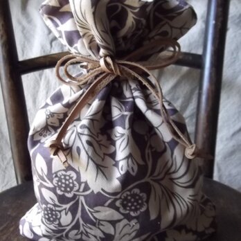 パープルのボタニカル柄の巾着袋の画像
