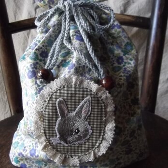 ウサギの刺繍の小花柄の巾着袋の画像