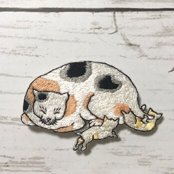 手刺繍浮世絵ブローチ＊歌川国芳「猫飼好五十三疋・白須賀」の猫の画像