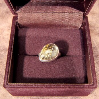 11.85ctルチルクォーツの指輪（サイズ：10号、メッキはロジウムまたはK18イエローゴールドから選択、ふくりん留め）の画像
