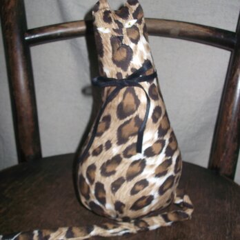 ジャガー柄のおすまし猫ちゃんの画像