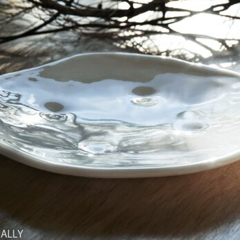 白色ガラスの器 -「 KAZEの肌 」● 23cm・光沢の画像