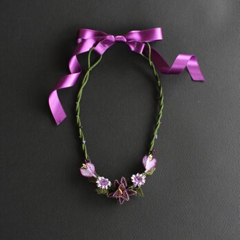 ダークグリーンｘパープルのお花のネックレス(短い)　紫リボン留めの画像