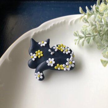 花柄の猫ブローチ（ネイビー） / ポリマークレイの画像
