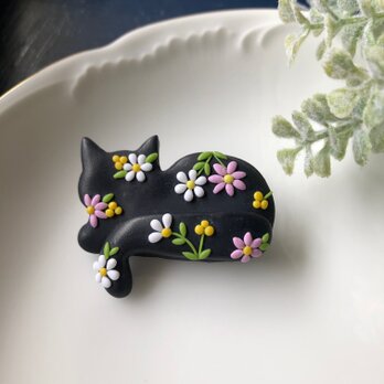 花柄の猫ブローチ（ブラック） / ポリマークレイの画像