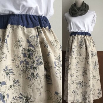 リネンのスカート 生成りブルーの花の画像