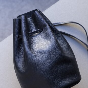 【シンプルだけど、どこか特別】巾着バッグ　ミニマム　本革　ブラックma-02ss