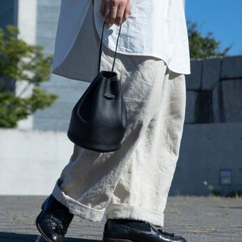 【シンプルだけど、どこか特別】巾着バッグ　ミニマム　本革　ブラックma-02ss