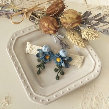 染め花と巻き玉のピアス(ブルーグレー&グレイッシュブルー)の画像