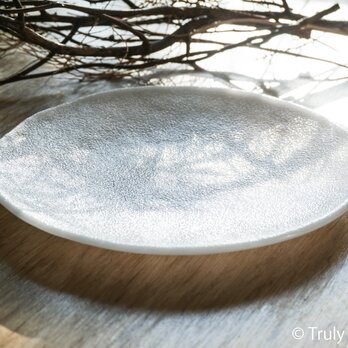 白色ガラスの大皿 - 「 KAZEの肌 」● 23cm・平底・絹目調の画像