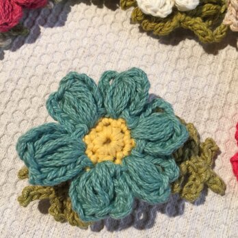 手編み花のブローチの画像