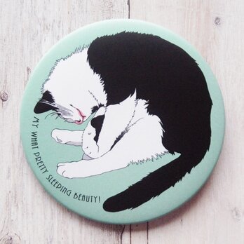 「猫の寝姿にメロメロ」な人向けの缶バッジの画像