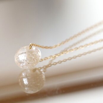 銀箔をちりばめたガラス玉のネックレス / クリアの画像
