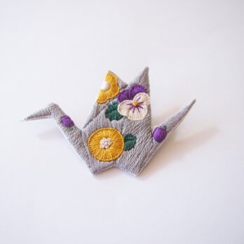 ［受注制作］折り鶴の刺繍ブローチ（gray）の画像