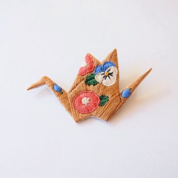 ［受注制作］折り鶴の刺繍ブローチ（camel）の画像