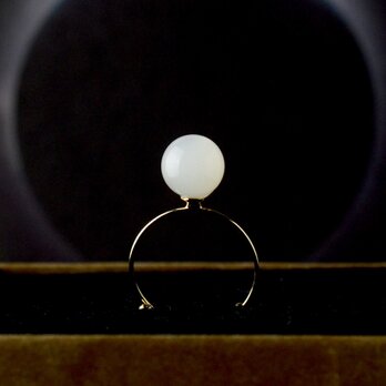 4億分の1サイズ ミニ満月のリング　天然石 ホワイトムーンストーンのコイルリング（誕生日プレゼント, プチギフト, ラッピング）の画像