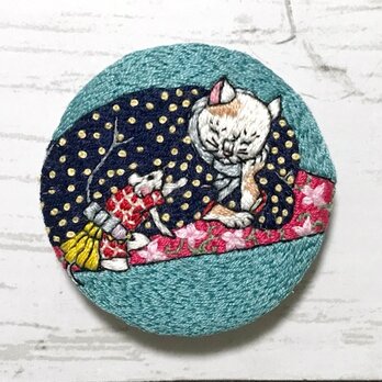 手刺繍浮世絵ブローチ＊歌川国政「ねずみのたわむれ-猫の図-」よりの画像