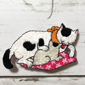 手刺繍浮世絵ブローチ＊歌川国利「ねこ尽」の親子猫Ⅱの画像
