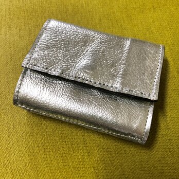 シルバーレザーの3つ折りコンパクト財布の画像