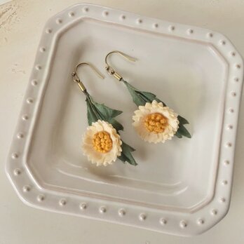 〈染め花〉秋色のmini daisy ピアス(オフホワイト)の画像