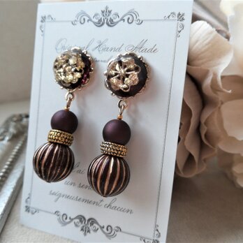 レジンカボションとボルドー色ドイツ製アクリルビーズの大人ピアス