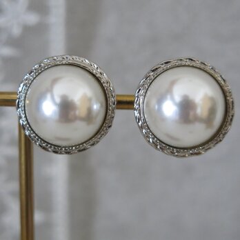 【イヤリング】19mm 真珠のような美しさ アンティークボタンイヤリング パールイヤリング　シルバーメタルフレームの画像