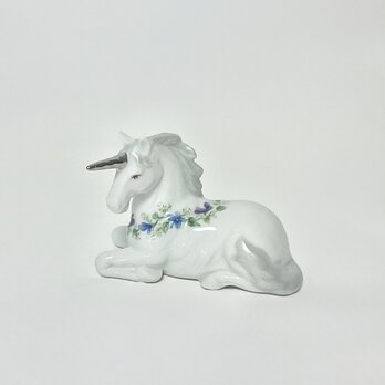 スミレのリースの、ユニコーンのフィギュリン