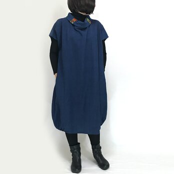 藍染手織綿、大きいサイズのラオス浮き織古布付きバルーンワンピースの画像